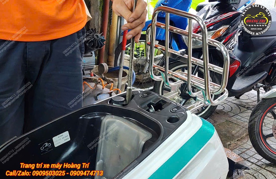 Kỹ thuật viên Hoàng Trí Shop đang lắp đặt baga sau tựa lưng inox sau Honda Dunk