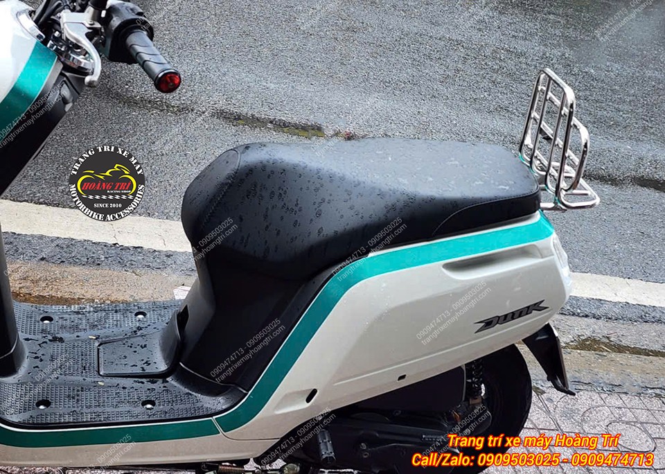 Honda Dunk kết hợp baga inox và gác chân phụ, vừa tăng tiện ích vừa tạo phong cách riêng
