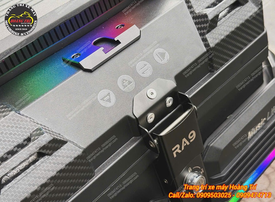 Khóa thùng RABO RA9 kết hợp nắp thiết kế góc cạnh, nổi bật với dải LED nhiều màu