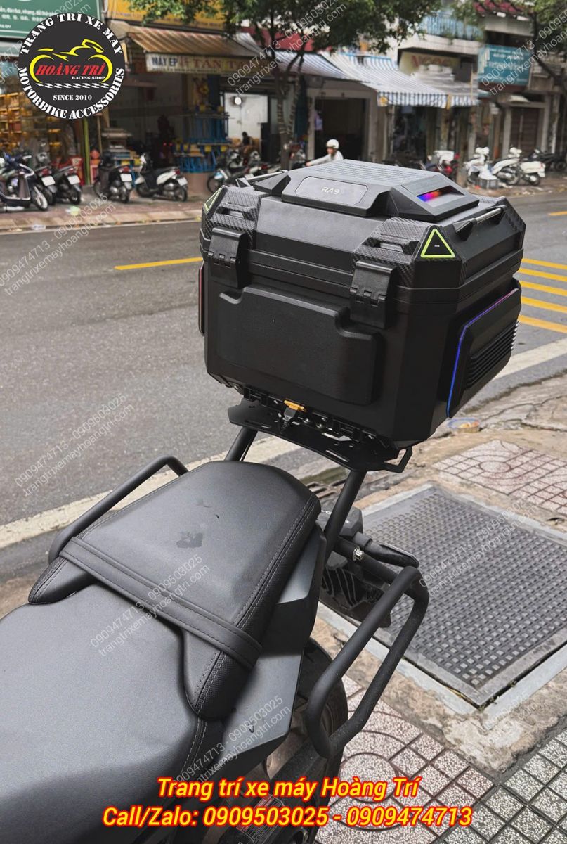 Lắp thêm hai thùng hông sẽ giúp Honda CB650R có ngoại hình hầm hố và thể thao hơn