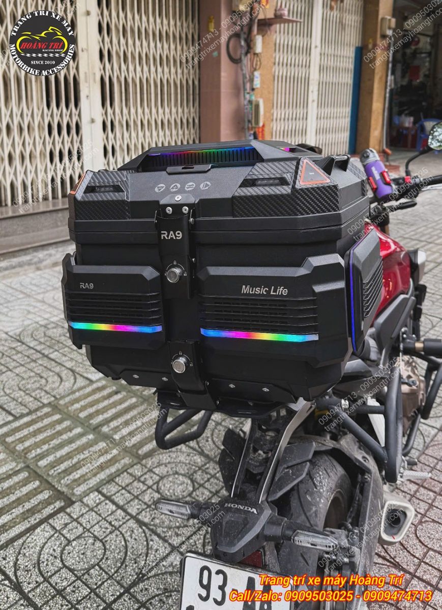 Nhìn từ đuôi Honda CB650R, thùng RABO RA9 nổi bật với hệ thống loa hướng ra sau