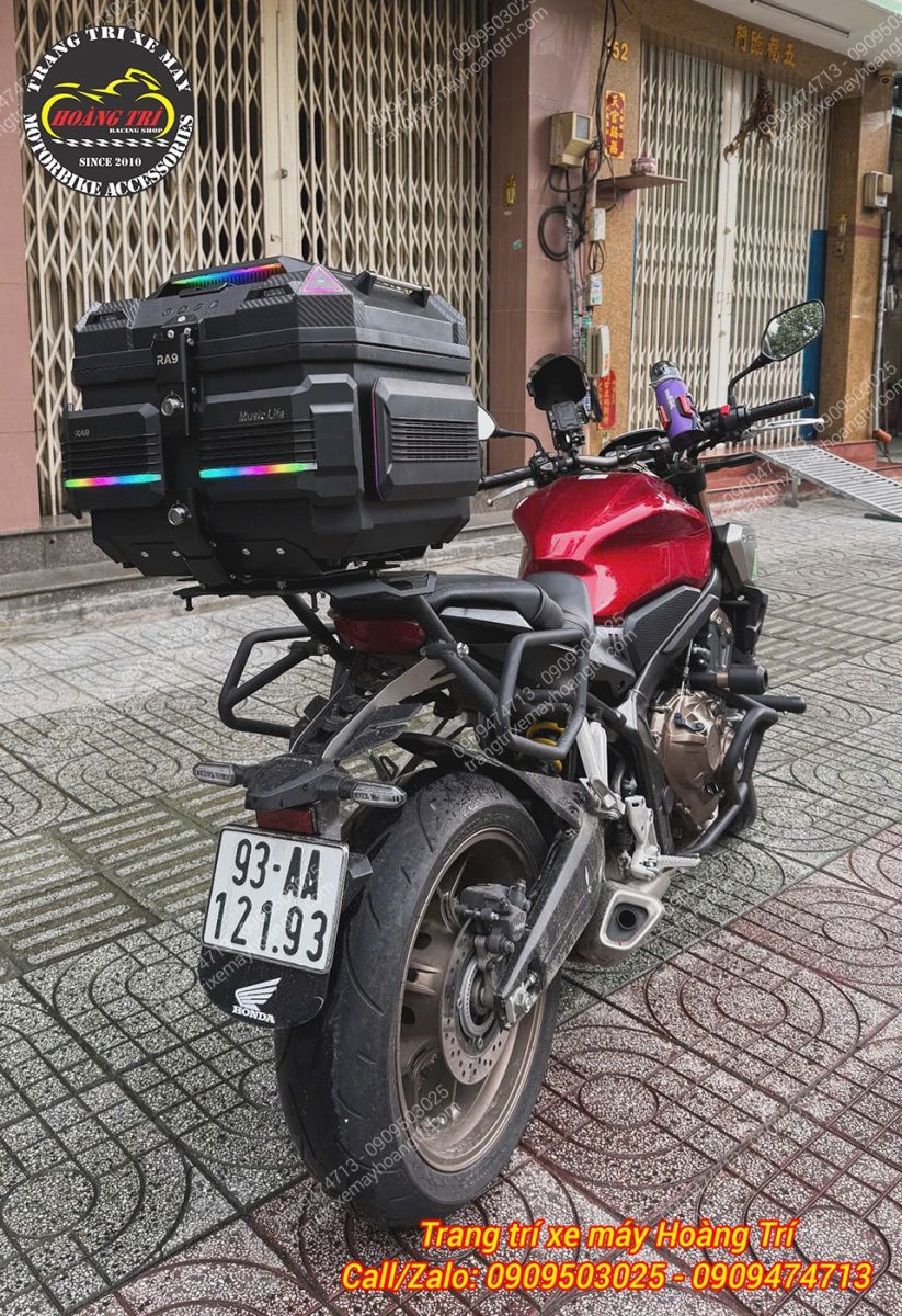 Honda CB650R đỏ được trang bị thùng RABO RA9, tăng chỗ chứa hành lý khi đi xa