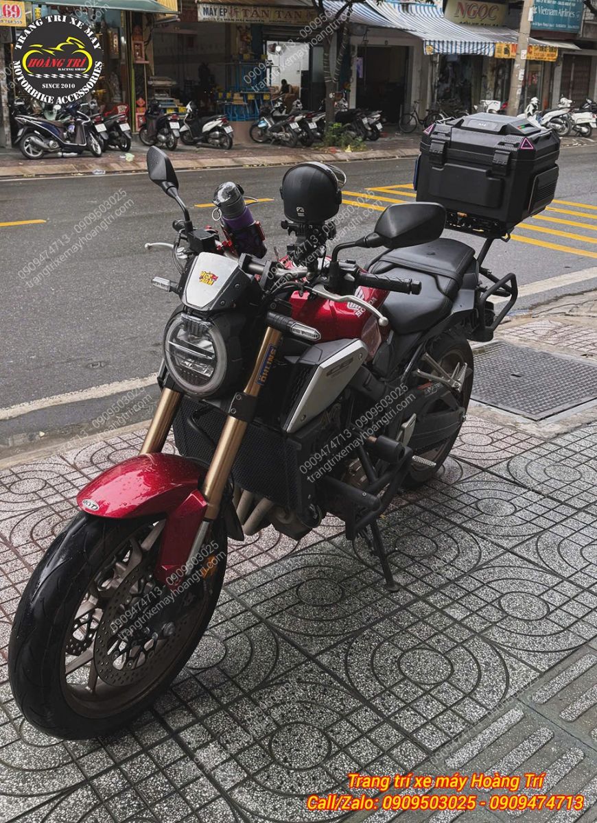Thiết kế mạnh mẽ của thùng RABO RA9 phối hợp hài hòa với phong cách cá tính Honda CB650R