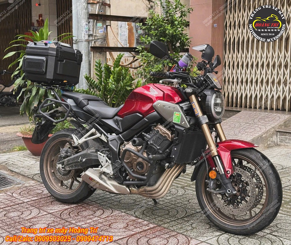 Toàn cảnh Honda CB650R đỏ sau khi lắp thùng RABO tích hợp loa, cân đối cùng dáng xe