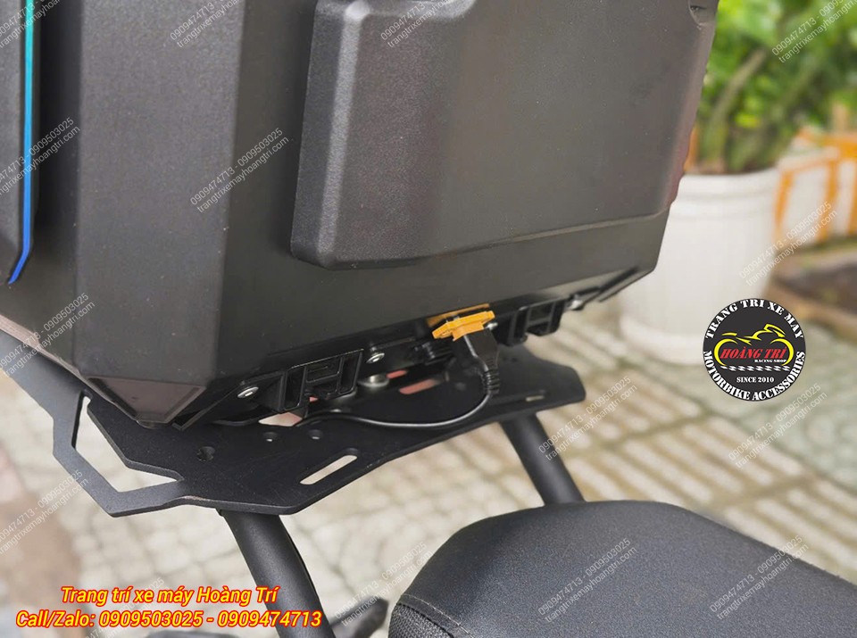 Bên dưới thùng RABO có đầu nối điện, phần đế được cố định chắc trên baga CB650R