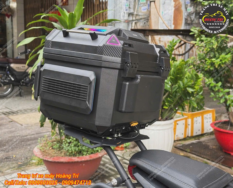 Honda CB650R lắp thùng RABO RA9 trên baga sau, kết hợp bộ khung gắn thùng hông