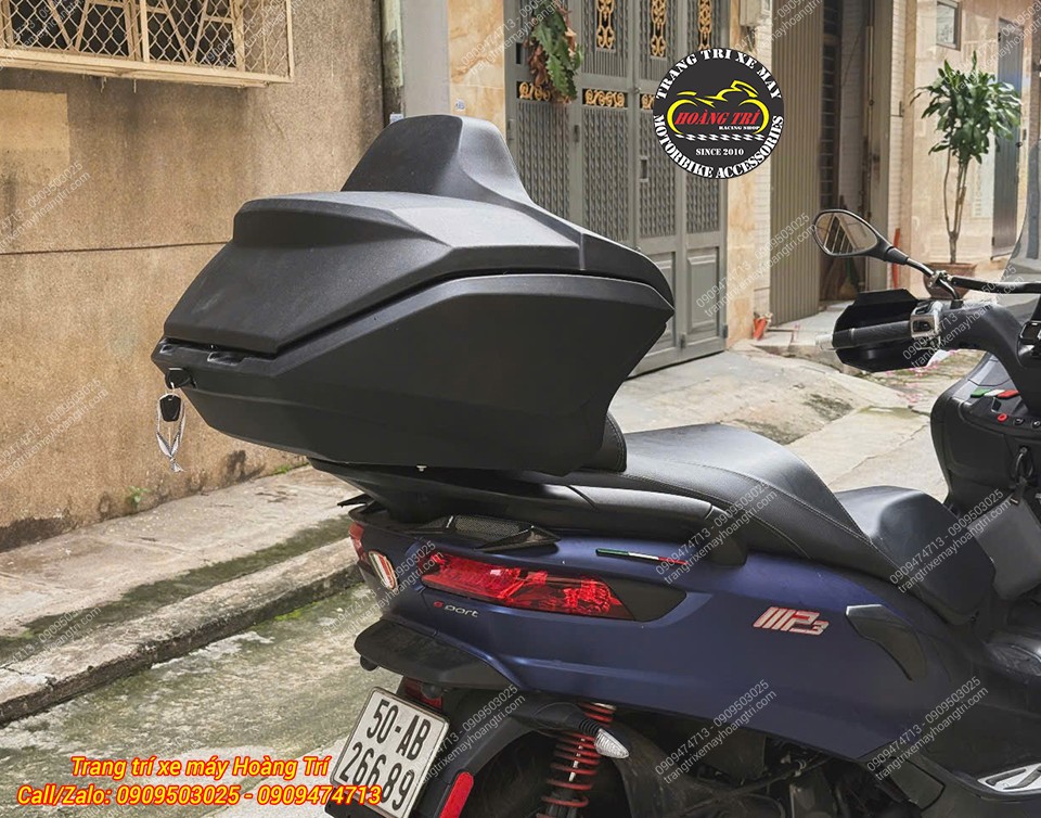 Nhìn ngang, thùng Rabo ADV 350 mang kiểu dáng góc cạnh, phù hợp phong cách MP3 400