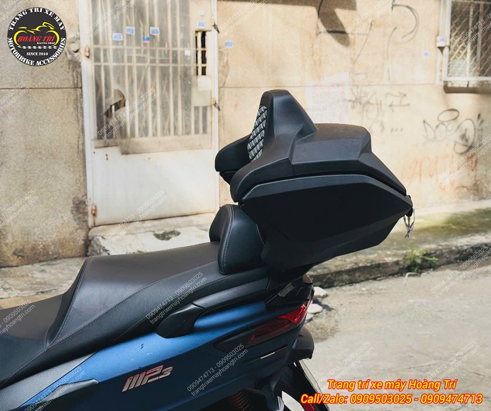Góc nghiêng thùng Rabo ADV 350 cùng tựa lưng hỗ trợ tối đa cho những chuyến đi xa