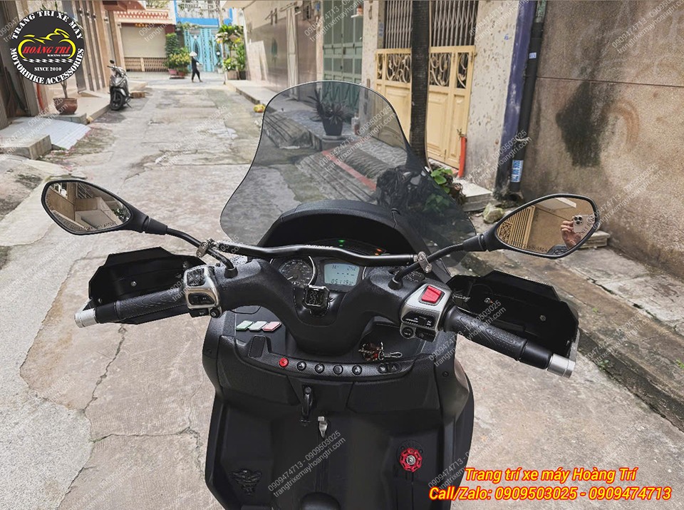 Toàn cảnh khu vực tay lái MP3 400 với thanh ngang MotoWolf và đồng hồ Chigee gọn gàng