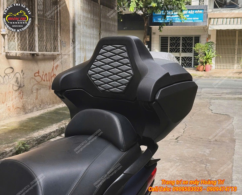 Thiết kế tựa lưng trên thùng Rabo ADV 350 tạo điểm nhấn cứng cáp phía sau MP3 400