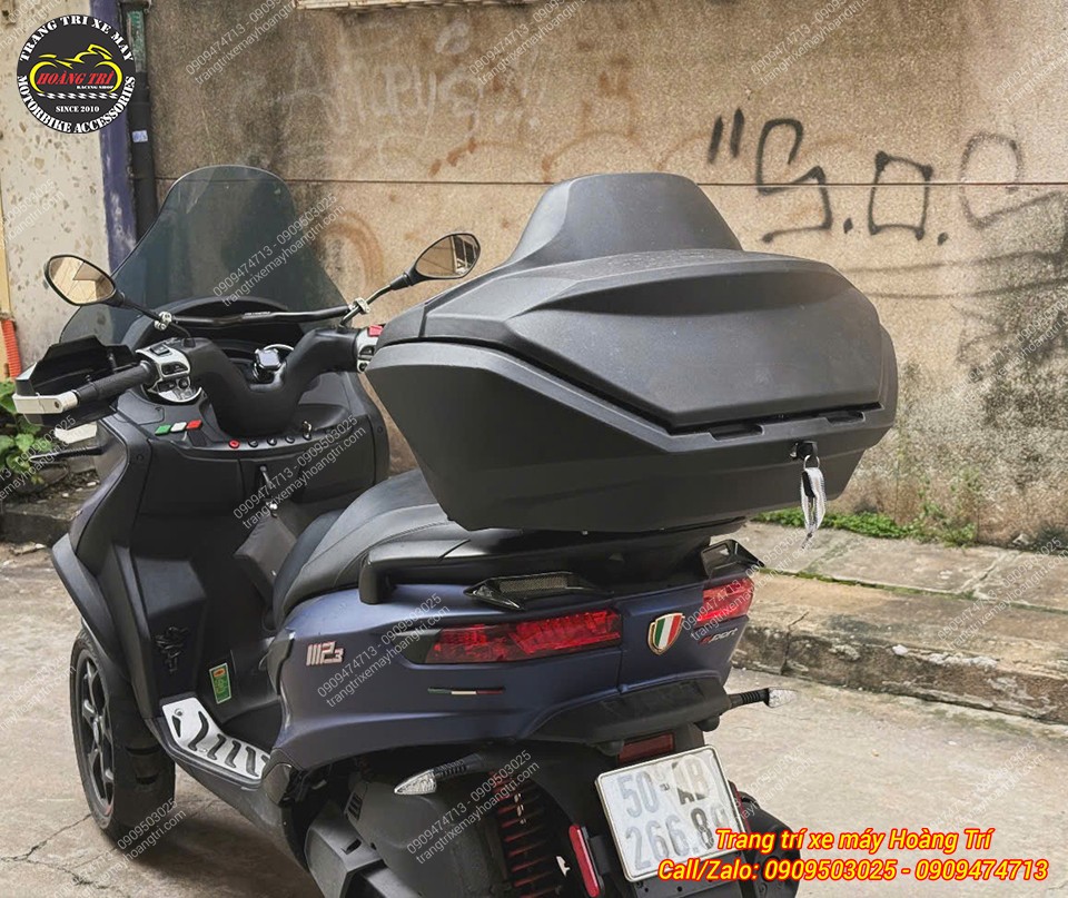 Góc phía sau cho thấy thùng Rabo ADV 350 có kích thước khá lớn cho không gian rộng