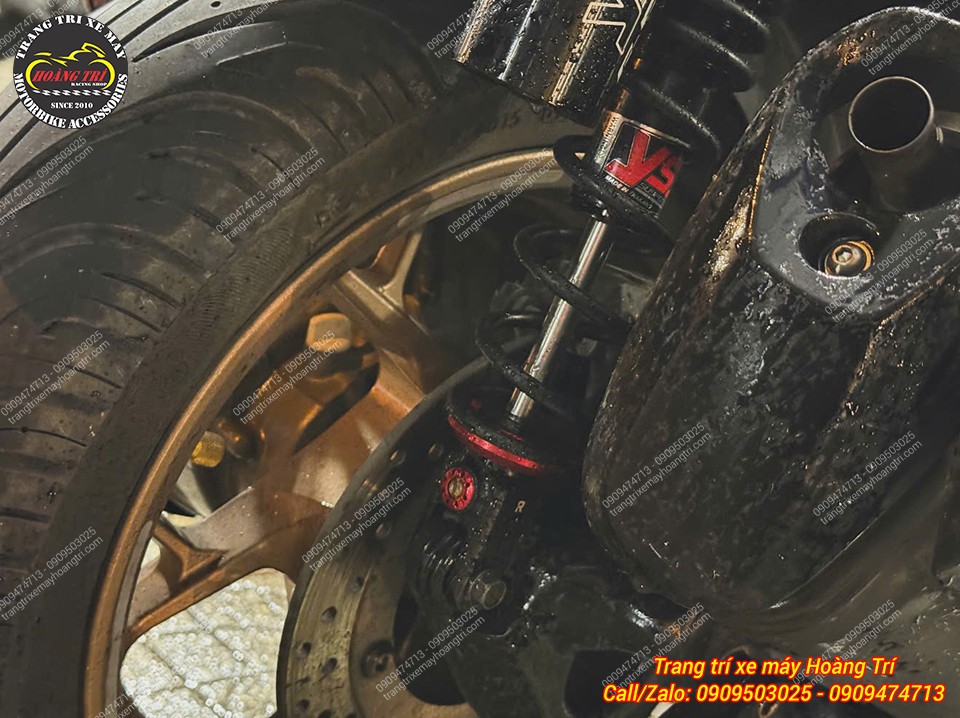 Cận cảnh phuộc sau YSS G-Sport trên XMAX 300 với lò xo đen và núm chỉnh đỏ nổi bật