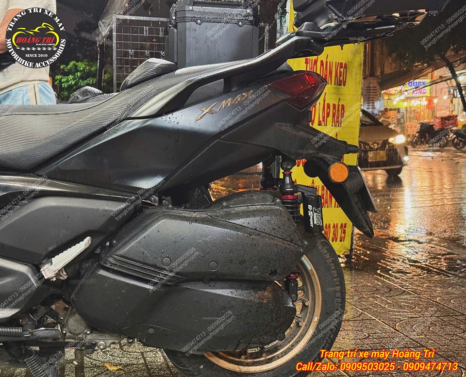 Góc nghiêng phía sau XMAX 300 cho thấy phuộc YSS G-Sport được lắp gọn phía sau