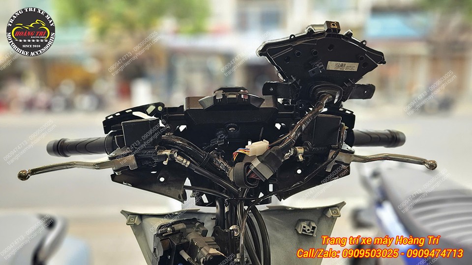 Dàn đầu SH 2026 được tháo để kỹ thuật viên kiểm tra và thực hiện cắm giắc kết nối