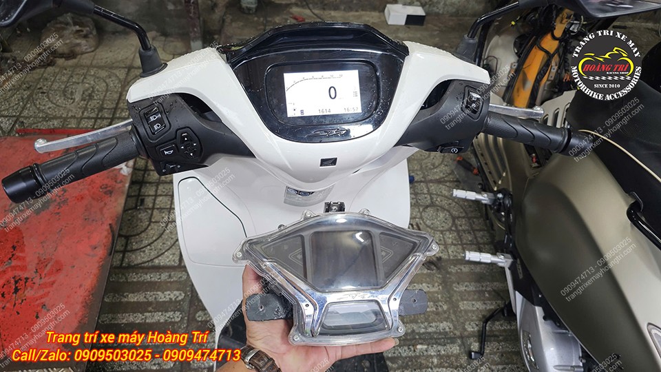 Đặt đồng hồ SH 2020 cạnh xe để quan sát rõ khác biệt trước khi tiến hành nâng cấp