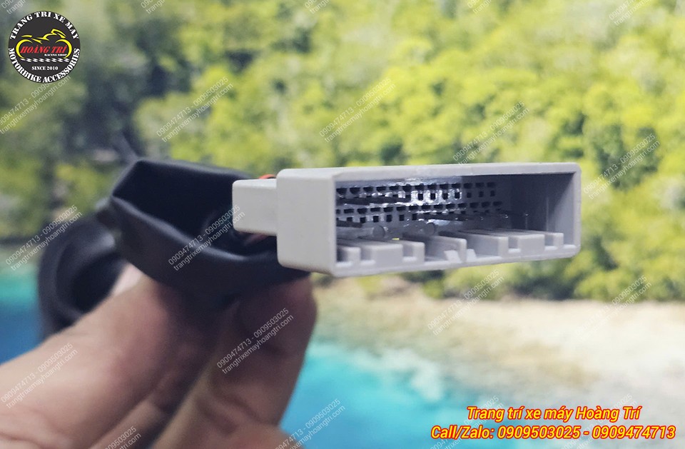 Cận cảnh đầu giắc điện nguyên bản trên SH 2026 trước khi thực hiện chuyển đổi đồng hồ