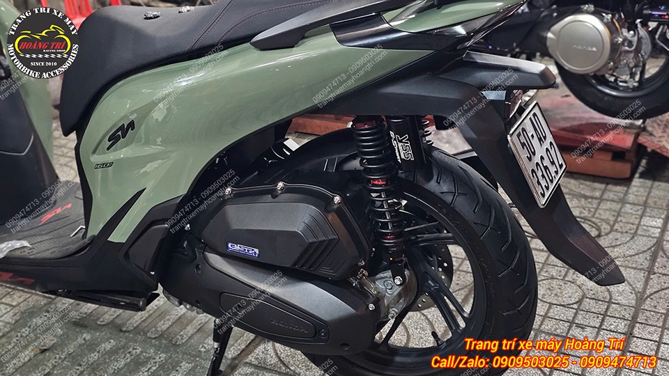 Anh khách chuộng phong cách đơn giản nên lựa chọn cặp YSS G-Sport full đen cho xe