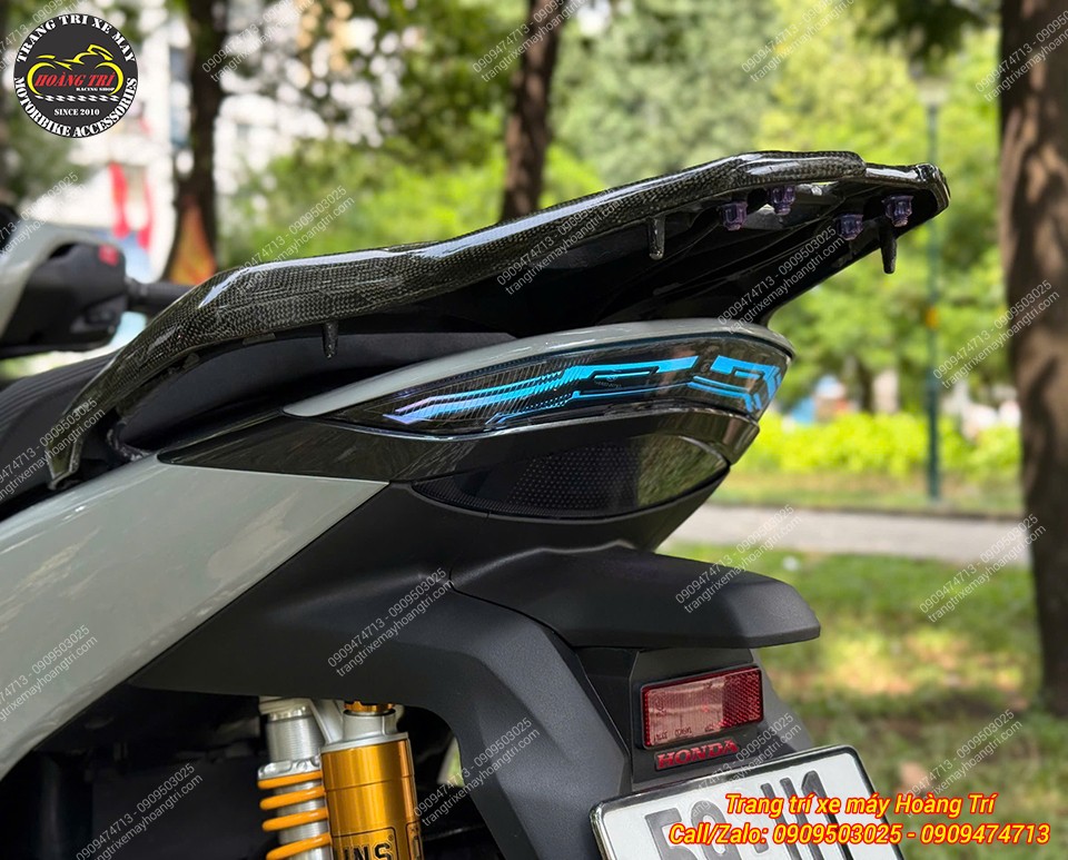 Đèn hậu LED Audi hiệu ứng hiện đại, kết hợp baga carbon giúp đuôi xe thêm thể thao