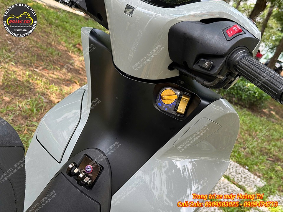 Khóa Smartkey kết hợp núm nhôm màu gold nổi bật, tạo điểm nhấn tại khu vực ổ khóa