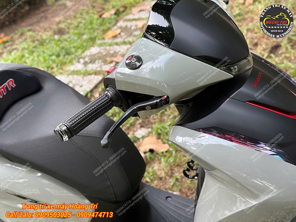 Góc tay lái SH 2020 nổi bật hơn với tay thắng Brembo trở thành điểm nhấn chính