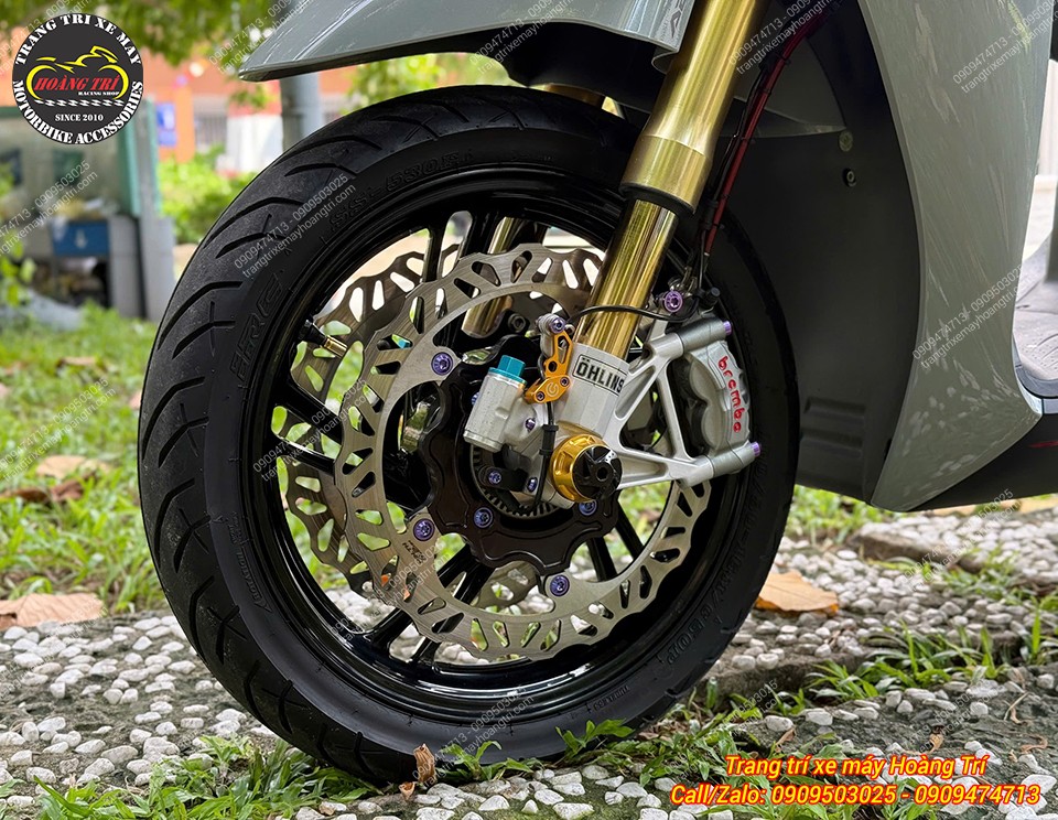 Bánh trước hai đĩa thêm hầm hố, kết hợp phuộc USD giúp diện mạo xe ấn tượng hơn