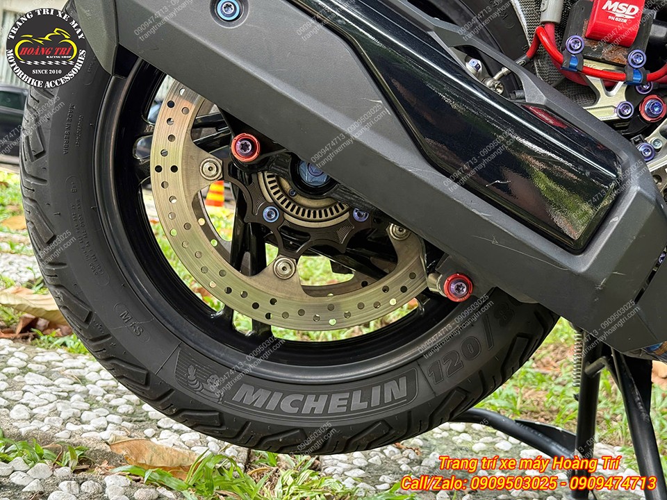 Bánh sau SH được nâng cấp đĩa phanh lớn, kết hợp ốc kiểu tăng điểm nhấn trang trí
