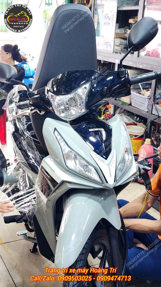 Wave RSX 2026 trong quá trình dán keo bảo vệ, giúp hạn chế trầy xước dàn áo xe