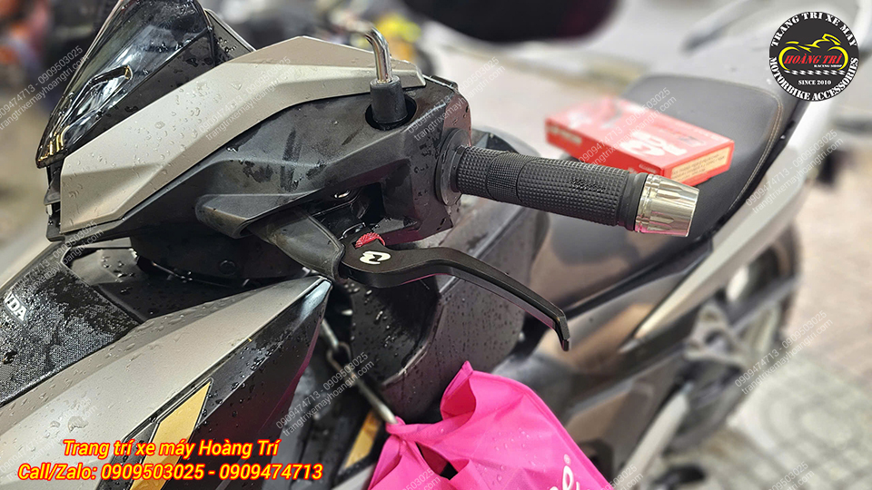 Góc nghiêng cho thấy tay thắng Racing Boy E Plus kết hợp cùng gù tay lái inox