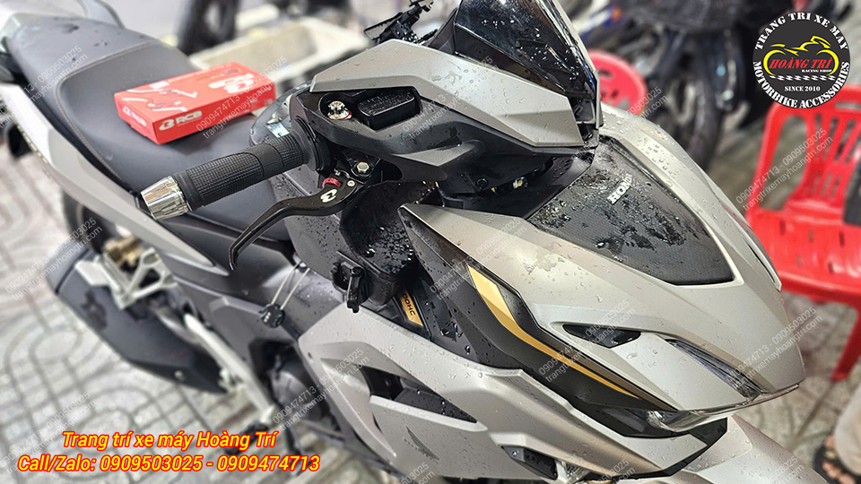 Cặp tay thắng Racing Boy E Plus trông gọn gàng và cá tính trên Winner X