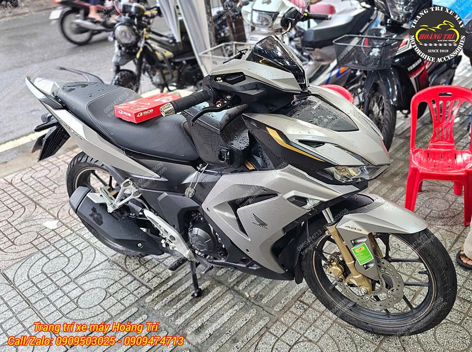 Với thiết kế tông đen tay thắng RCB E Plus hài hòa cùng tổng thể cùm tay lái Winner X