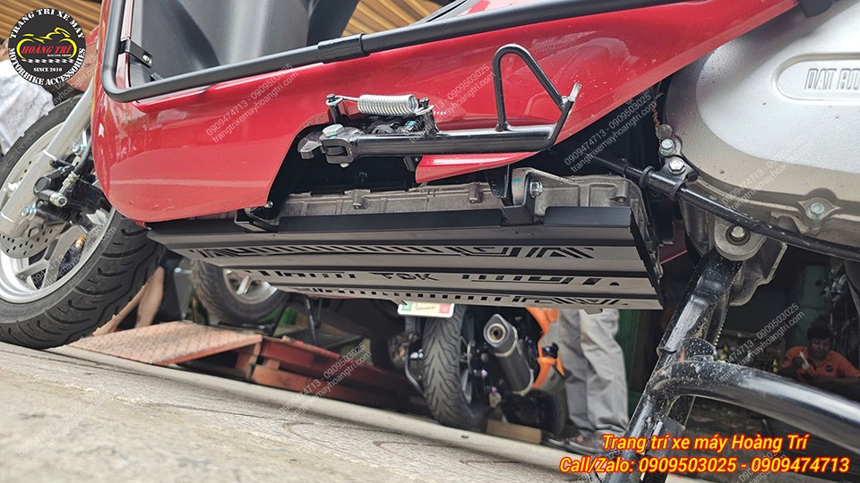 Tấm bảo vệ pin Datbike Era bằng nhôm được lắp dưới gầm, có nhiều khe thông thoáng