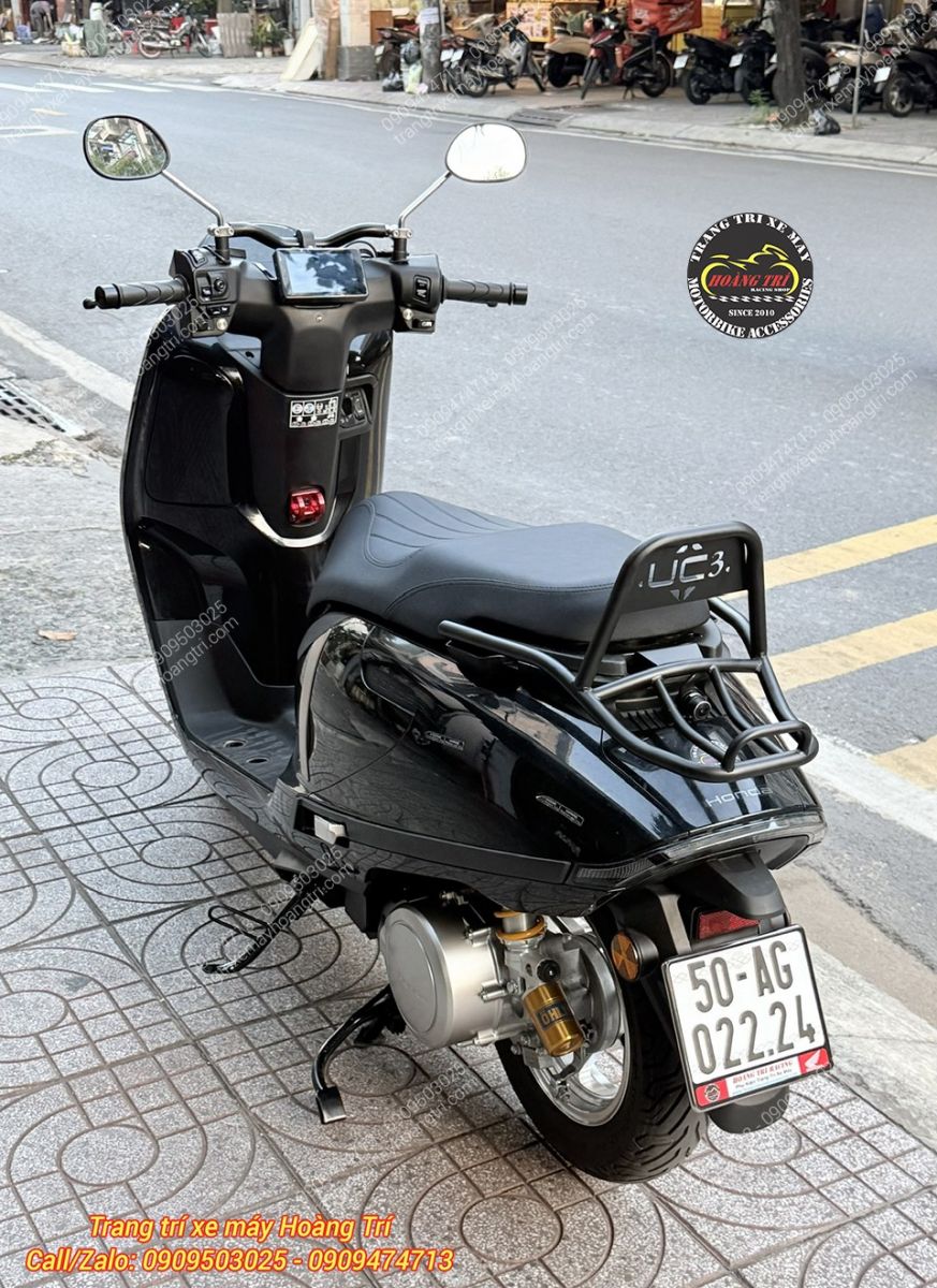 Ở góc nhìn này, baga cong tựa lưng UC3 nổi bật và hài hòa với thiết kế xe