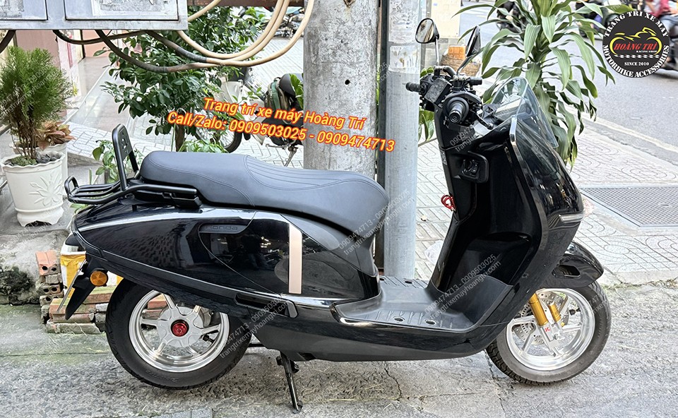Honda UC3 màu đen sau khi lắp baga cong tựa lưng, bổ sung tiện ích sử dụng