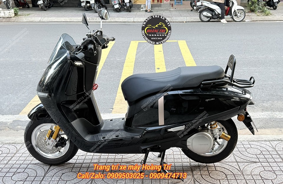 Baga tựa lưng Honda UC3 kết hợp baga chở đồ dài và nệm tựa lưng giúp ngồi sau dễ chịu