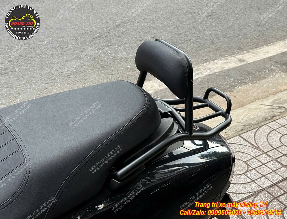 Cận cảnh nệm tựa lưng Honda UC3 màu đen, phía sau vẫn còn khoảng baga trống