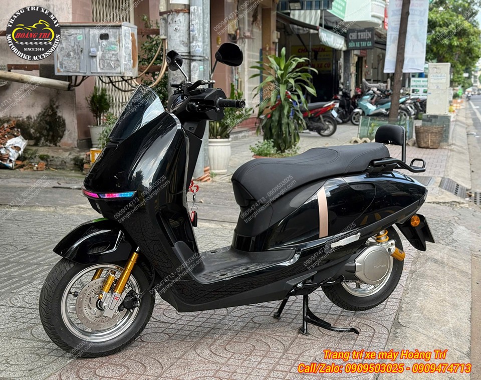Honda UC3 màu đen hoàn thiện baga cong kèm nệm tựa lưng, cải thiện tiện ích và diện mạo