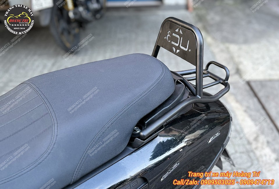 Baga cong tựa lưng Honda UC3 bố trí sau yên, kết hợp cân đối với thân xe