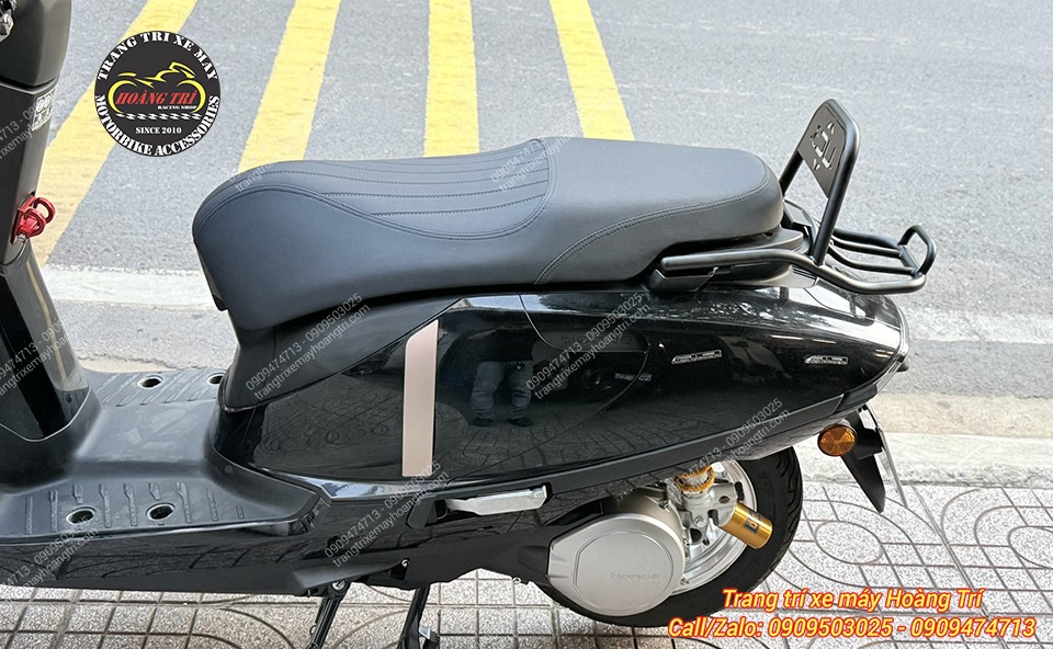 Honda UC3 màu đen lắp baga cong tựa lưng đồng màu, giúp diện mạo thêm cứng cáp