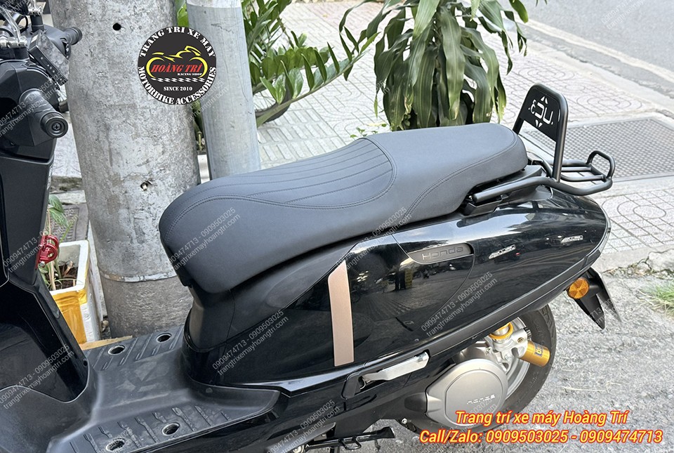 Quan sát ngang Honda UC3, baga tựa lưng tạo nét khác biệt nhẹ nhàng sau yên