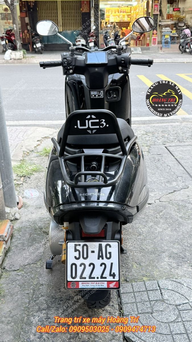 Nhìn từ phía sau Honda UC3, baga được thiết kế kết hợp tựa lưng và chở đồ