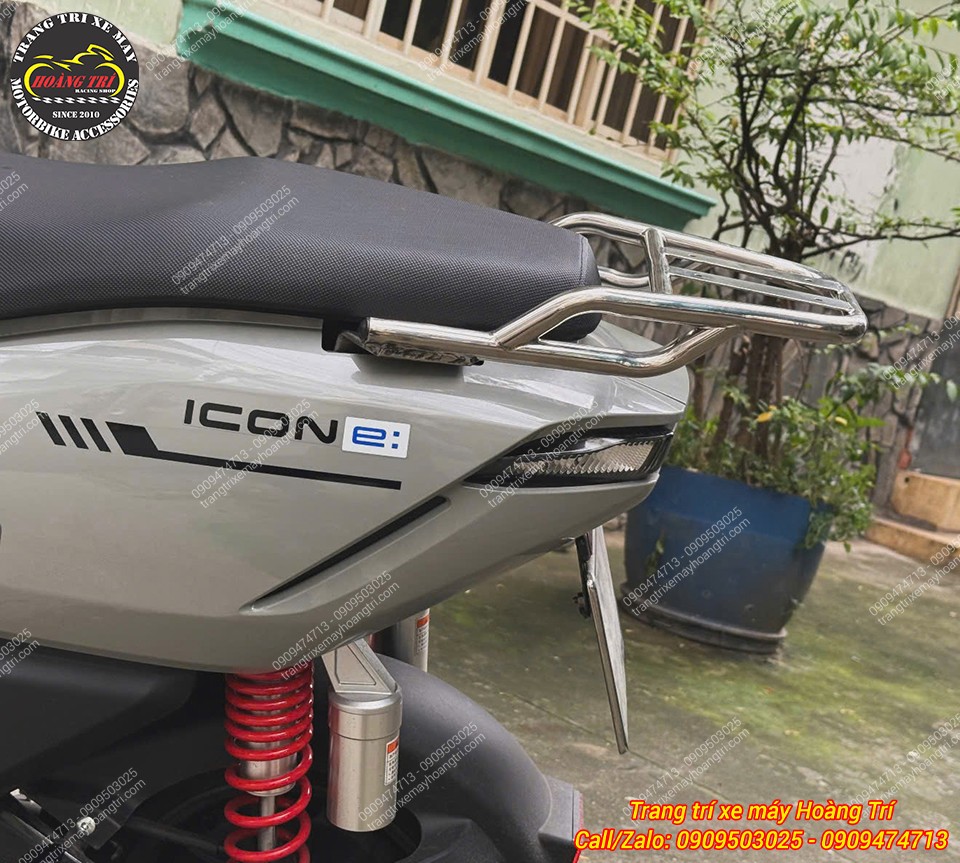 Baga inox trên Honda ICON e xám được thiết kế kéo dài ra phía sau yên