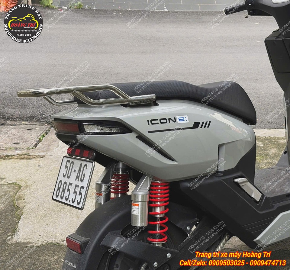 Honda ICON e xám lắp baga inox ở đuôi xe, hỗ trợ chở thêm hành lý