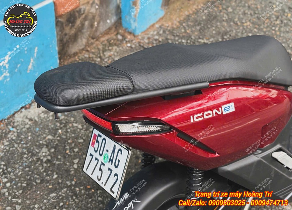 Góc nghiêng ICON e đỏ nổi bật sau khi trang bị baga nối dài cùng nệm
