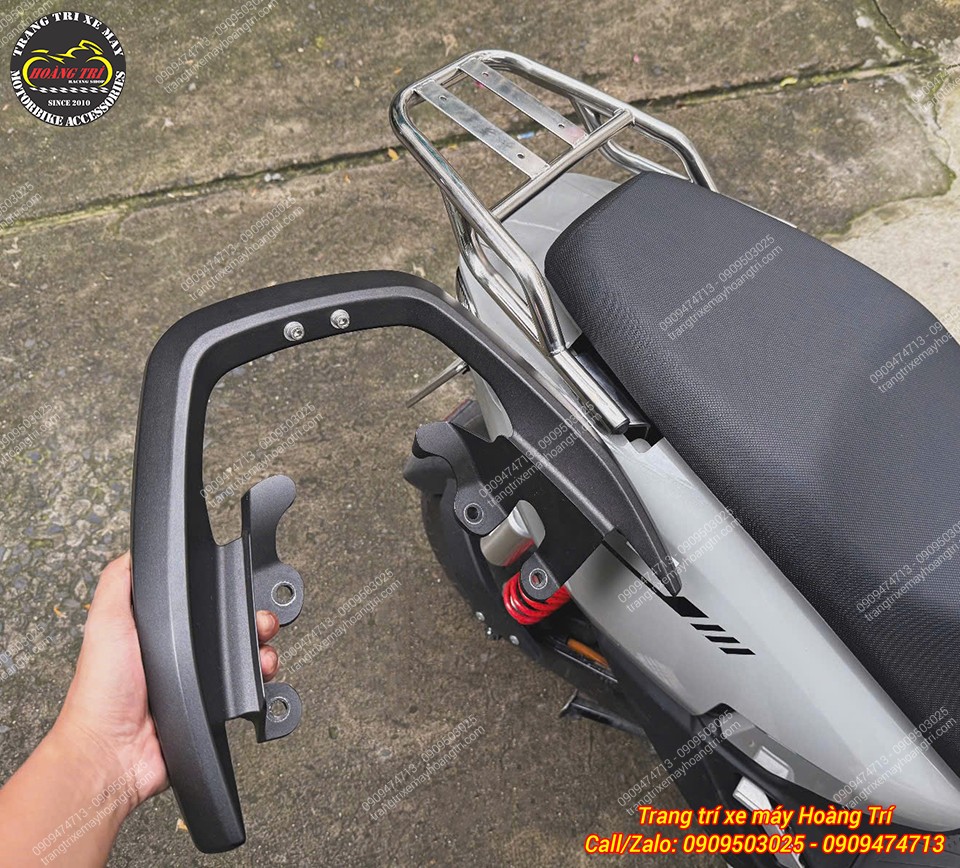 Đối chiếu tay cản zin đen với baga inox nối dài dành cho Honda ICON e