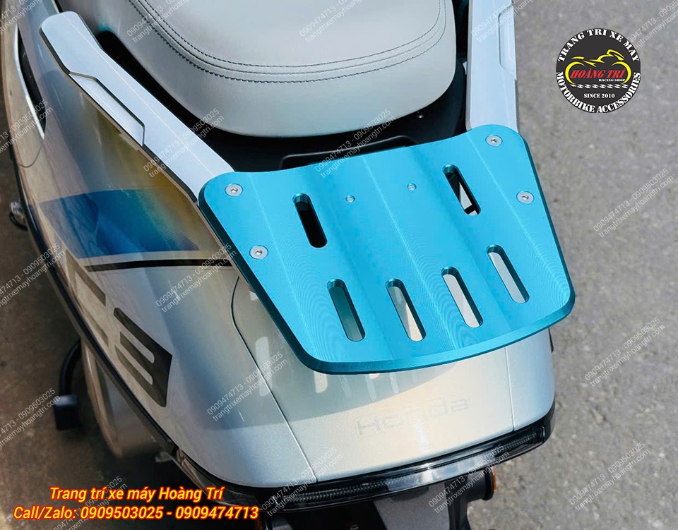 Baga sau H2C Honda UC3 nổi bật với mặt nhôm xanh rộng, nhiều khe hỗ trợ nâng cấp thùng