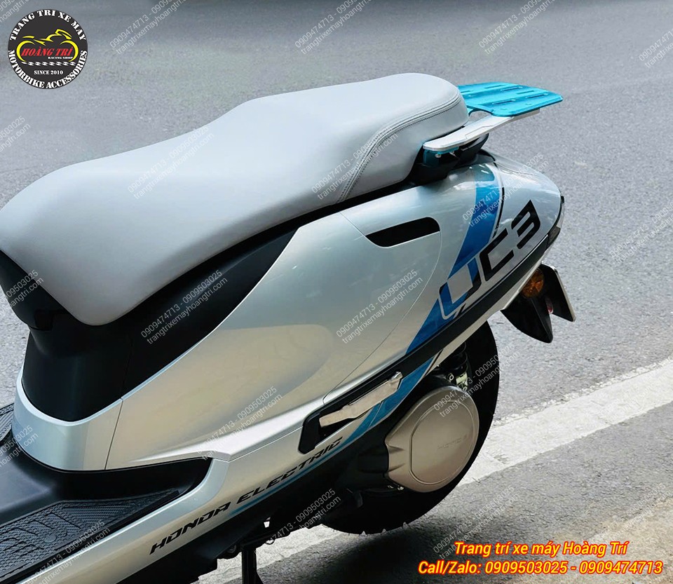 Góc nhìn bên hông cho thấy baga H2C lắp cân đối, hài hòa cùng thiết kế Honda UC3
