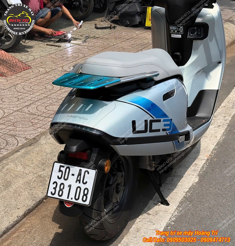 Phía sau Honda UC3 nổi bật hơn với baga H2C màu xanh tạo điểm nhấn tương phản