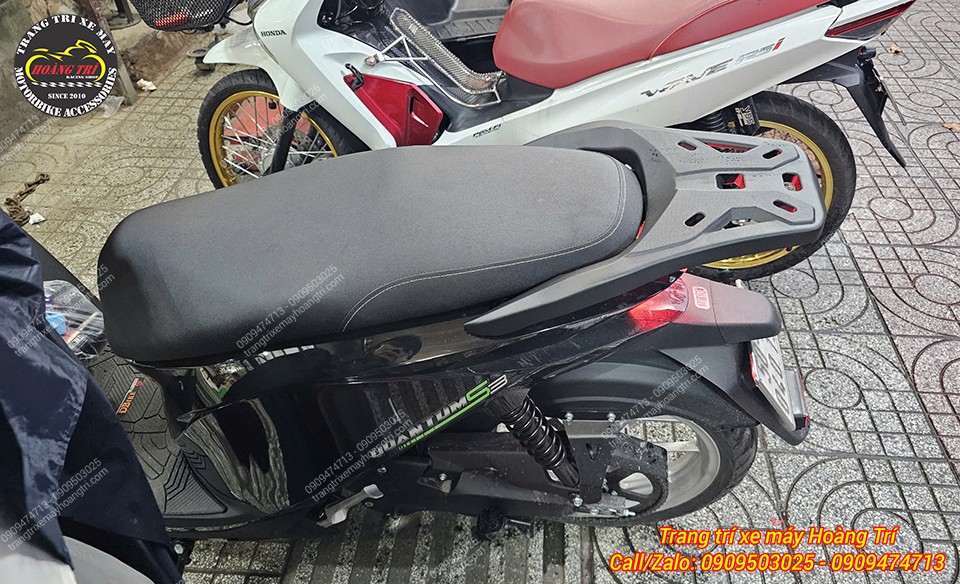 Phần đuôi Datbike Quantum S1 thêm chắc chắn khi lắp baga LBS màu đen nhám