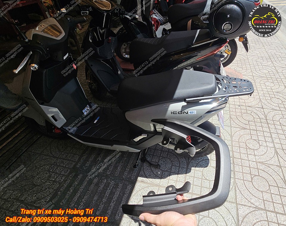 Một bên là baga zin, bên còn lại là baga nối dài đen đã hoàn thiện trên Honda ICON e