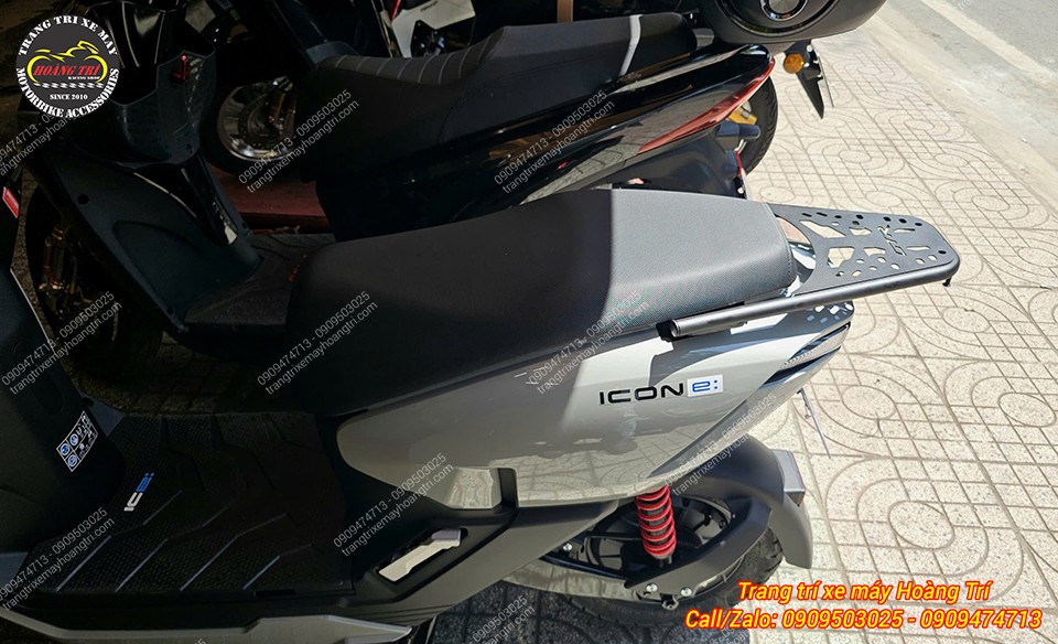 Baga nối dài màu đen giúp phần đuôi Honda ICON e trở nên khác biệt và cứng cáp hơn